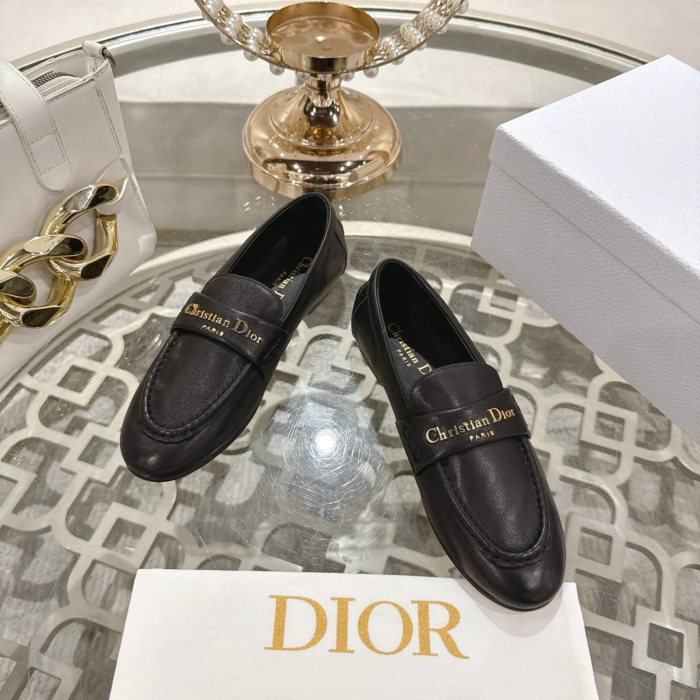 👟👟Ex-factory price 640👟👟 Dior Dior | 2025 ˢˢD Home 2025 spring and summer new products The latest popular slip-on letter buckle loafers series〰 Original purchase, development and production👍🏻This Dior loafer is carefully made of black smooth cow leather, and the front letter plate is decorated with a gold-toned Christian Dior Paris logo. Paired with a leather-injected outsole, it adds classic style to any casual look. Upper: original cowhide/cow suede, lining: cowhide, outsole: injection molded leather outsole imported from Italy, heel height: 1cm, size: 35-42 (customized at 40.41.42)